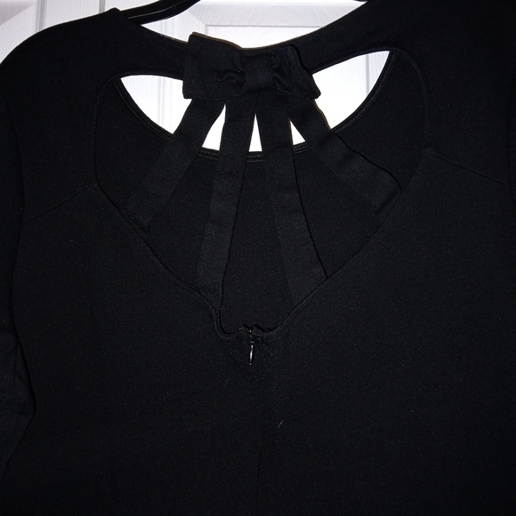 Black body con dress bow in back alil open with straps - Picture 4 of 5